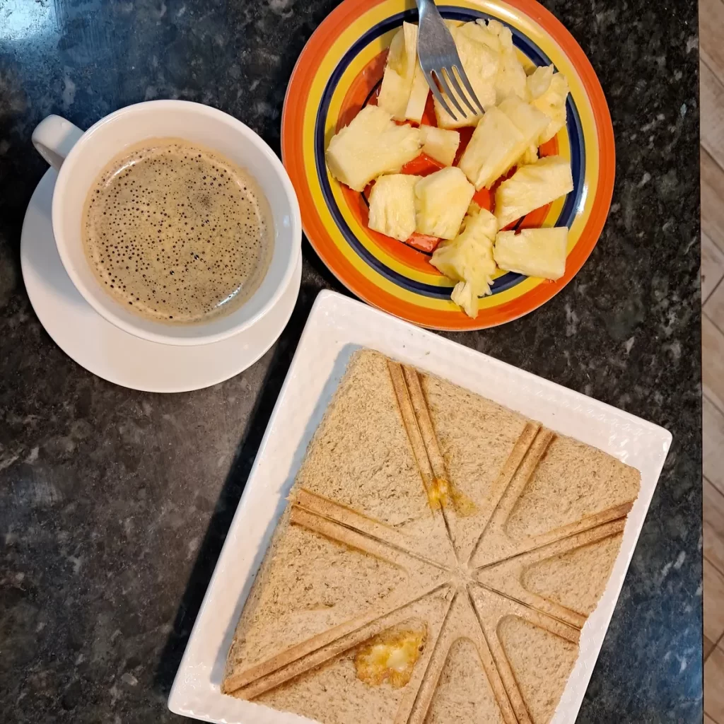 Café, queso y sándwich de desayuno en ANVAJU, cafetería de Encarnación